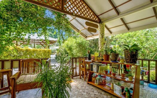 Popular Hotel 3 Minute Walk to the Beach
